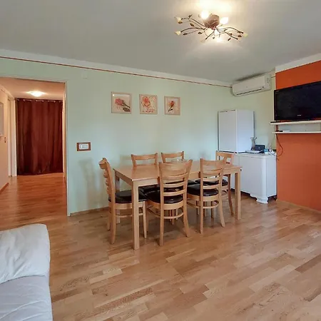 2 Bedroom Lovely In Labin Apartment *